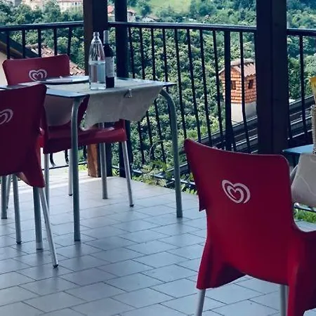 贝拉维斯塔比萨店及旅馆 2* 卡伦诺